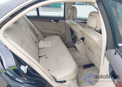 2010 Mercedes-Benz C 300 Luxury 4Matic/Sport 4Matic z USA, uszkodzony, nr VIN WDDGF8BB1AF465157